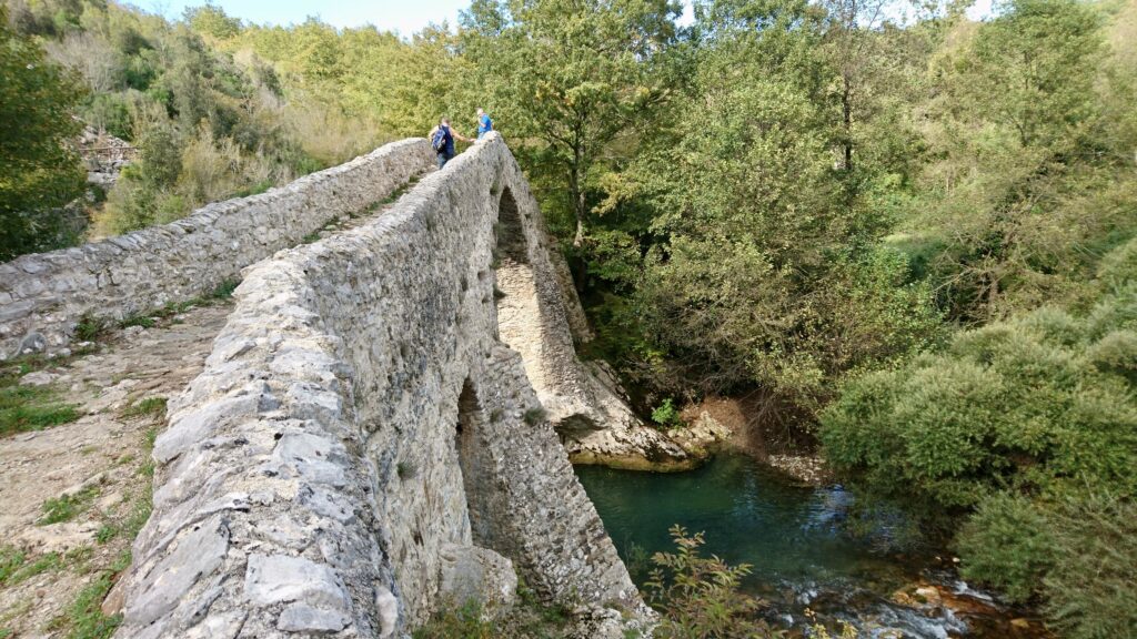 Alte Brücke über den Fluss Calore.