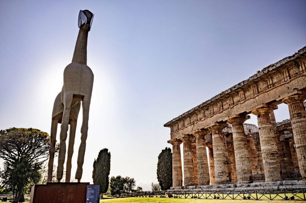 Paestum Pferdeskulptur und Tempel