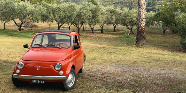 Ein Auto im Cilento, Italien